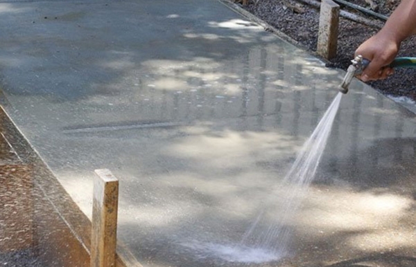 bao-duong-be-tong-khong-du-ngay-tuoi-gay-co-ngot-o-san 