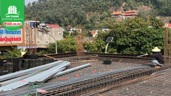 gia-cong-cap-thep-du-ung-luc-ngay-tai-cong-truong 