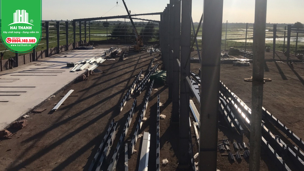 khung-thep-tien-che-duoc-thi-cong-tai-nha-may-va-lap-dat-tai-cong-truong 