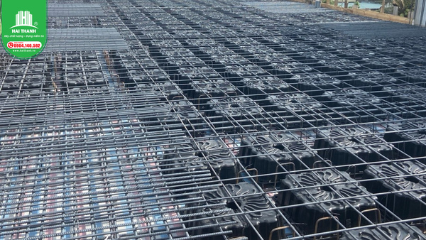 thanh-phan-cau-tao-cua-san-hop-nhua-rong-gom-be-tong-cot-thep-va-hop-tao-rong 