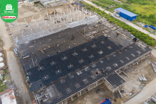 tim-hieu-ve-san-phang-khong-dam-trong-nha-xuong-nam-2025 