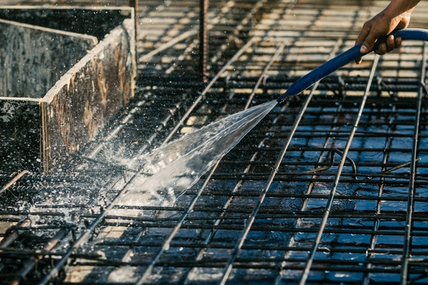 sat-thep-de-ngoai-troi-mua-co-anh-huong-gi-khong 