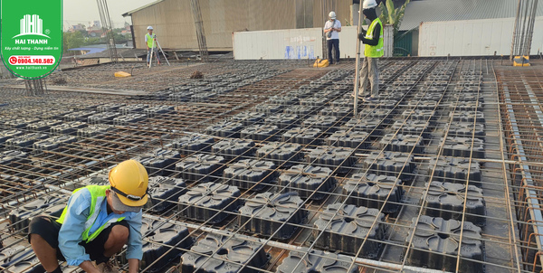 so-sanh-san-khong-dam-va-san-co-dam-duoi-goc-do-thuc-te 