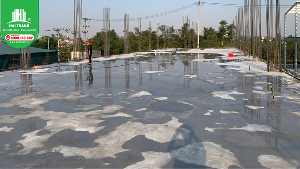 bao-duong-be-tong-du-ngay-tuoi-de-dam-bao-ket-cau-chac-chan 