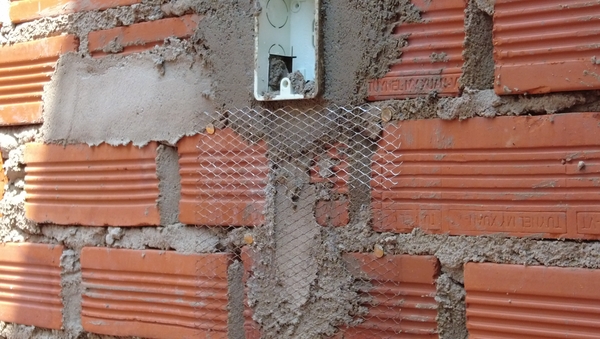 tim-hieu-quy-trinh-thi-cong-chong-nut-tuong-nha-xuong 