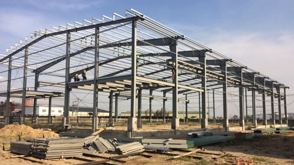 cac-yeu-to-keo-dai-thoi-gian-thi-cong-nha-xuong-thep-tien-che